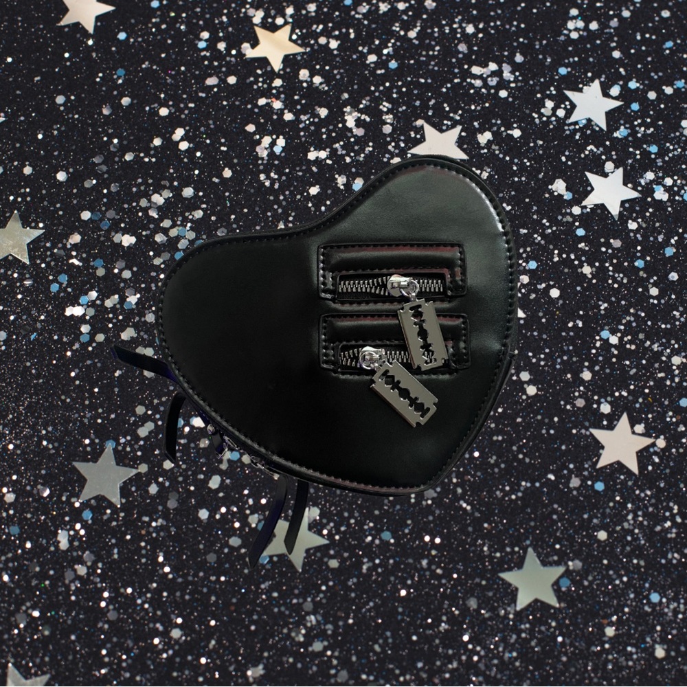 Gothic heart shaped purse with blade zippers 🖤